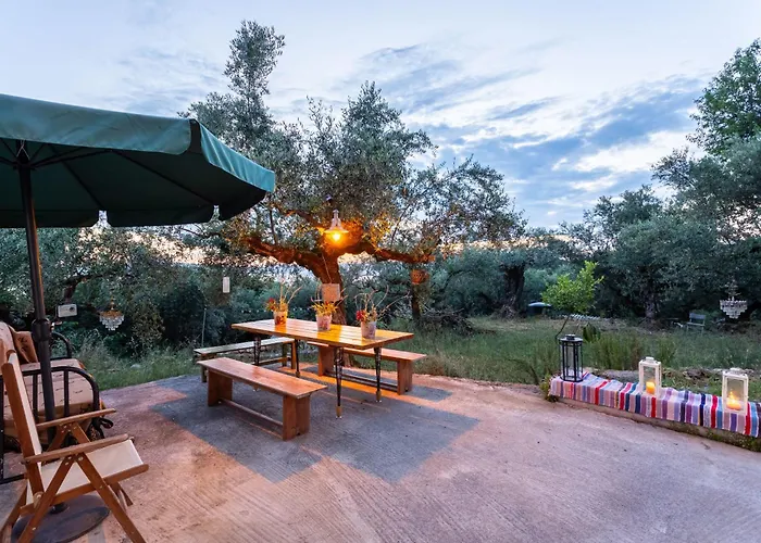 Olive Garden Studio - Tranquil Outdoor Dining Area